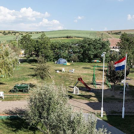 Pensiunea Poarta Oilor Gîrbova Екстериор снимка
